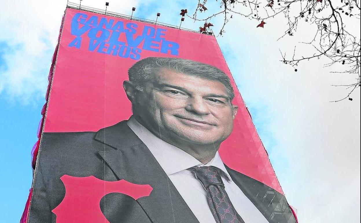 Laporta, con un punto ambicioso, colgó esta lona en Madrid, muy cerca del Santiago Bernabéu. 