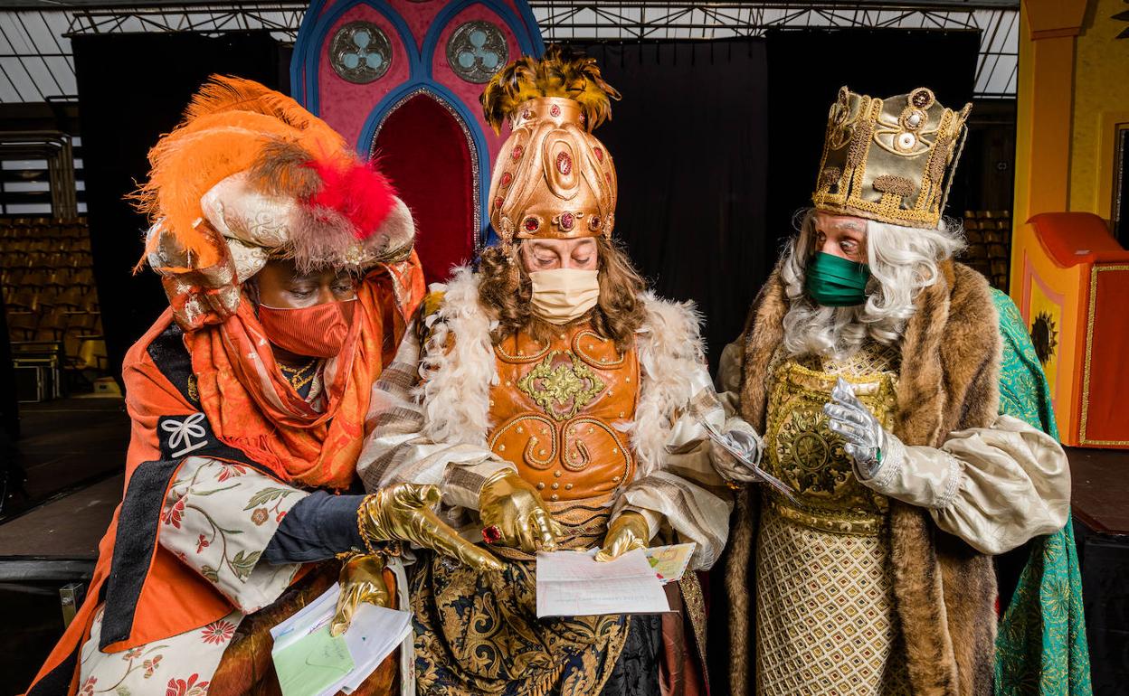 Los Reyes Magos, enmascarillados, en Vitoria. 
