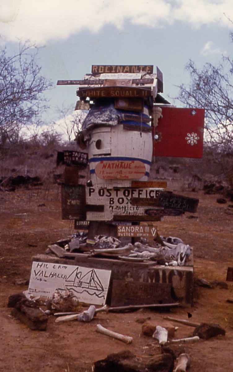 Bahía del Correo es un sitio histórico, donde se halla el buzón establecido por Colnett en 1793. Los balleneros y residentes de Galápagos lo usan para dejar su correo dentro de él. Los barcos que partían dejaban sus cartas y barcos que regresaban a casa las recogían y las mandaban por correo a sus destinatarios.