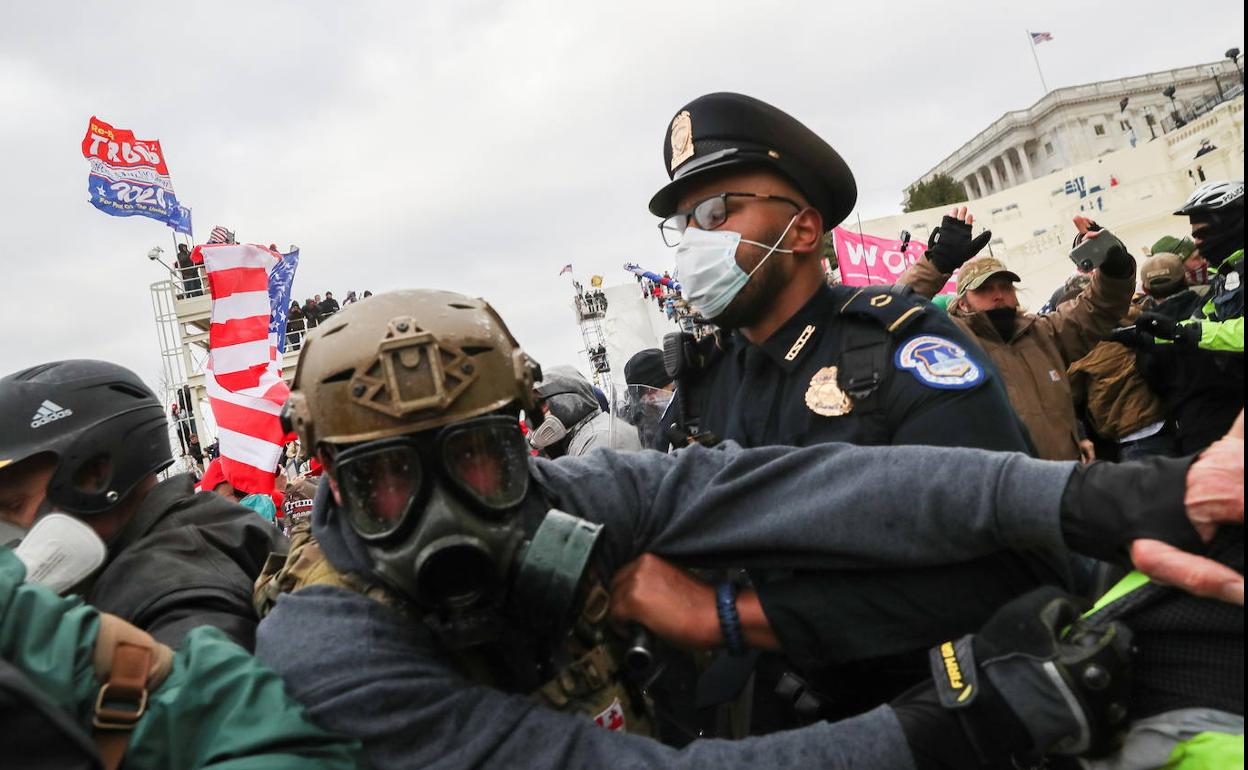 Los manifestantes a las puertas de Capitolio. 