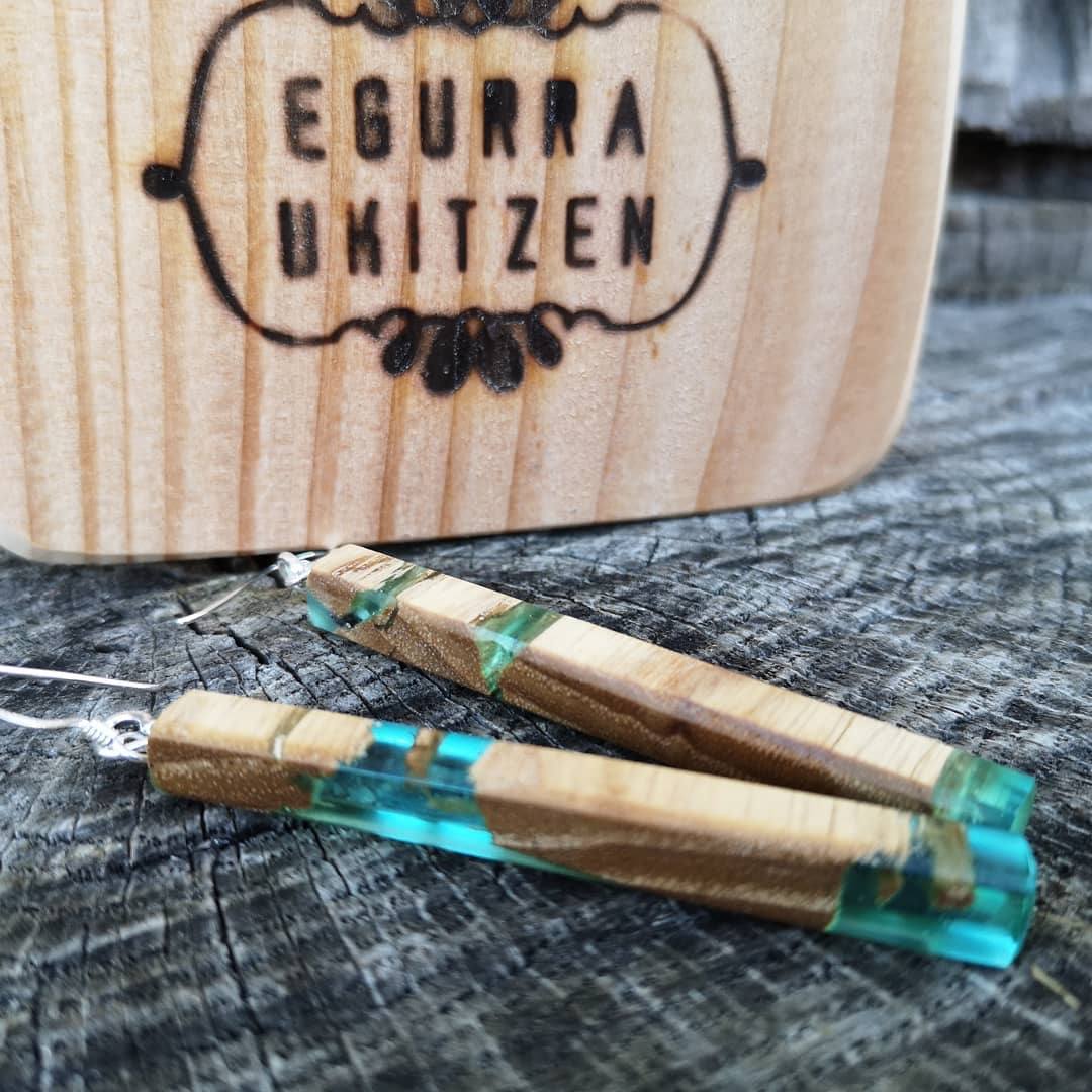 Fotos: Los anillos con paisaje en su interior y pendientes de madera que nacen en un taller de Júndiz