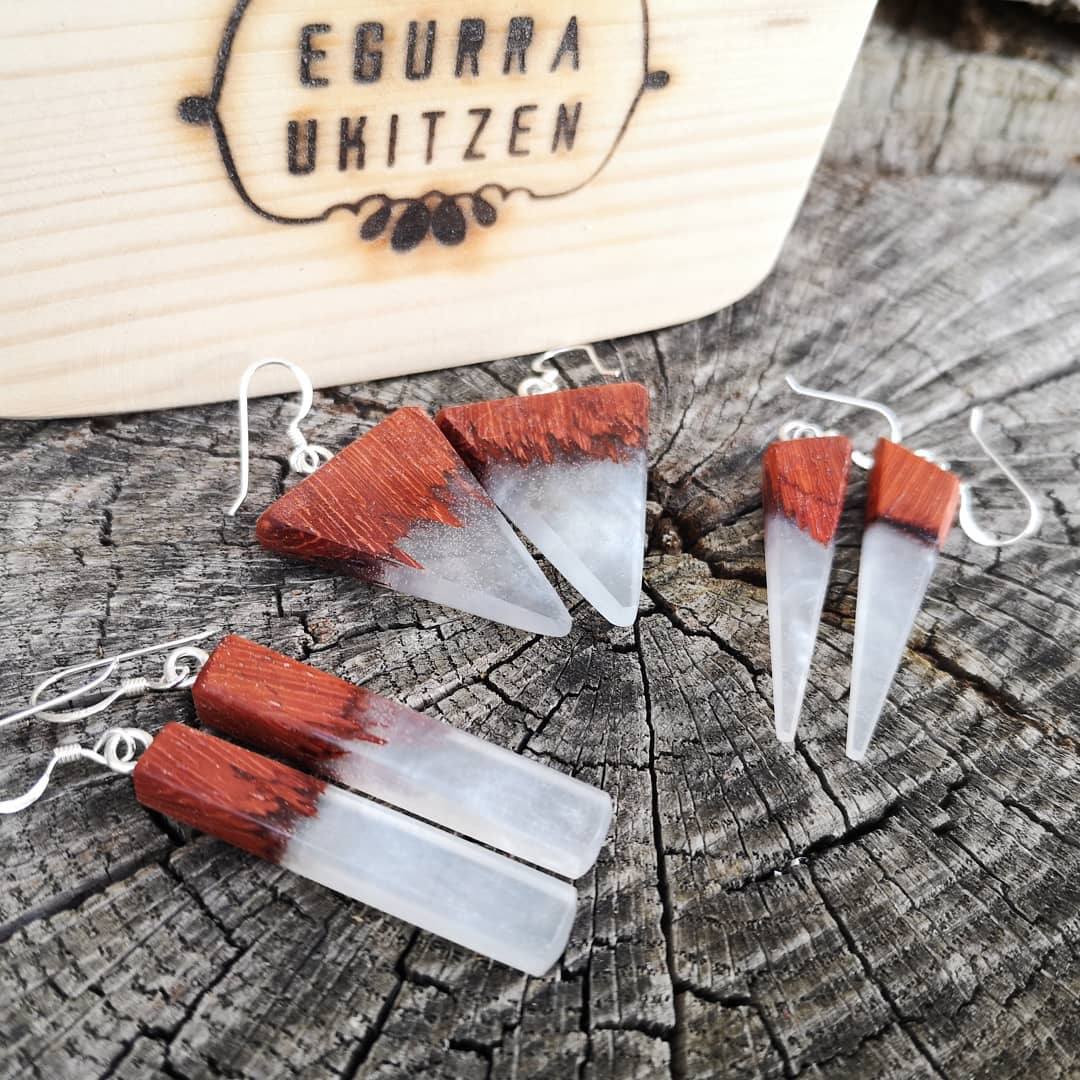 Fotos: Los anillos con paisaje en su interior y pendientes de madera que nacen en un taller de Júndiz