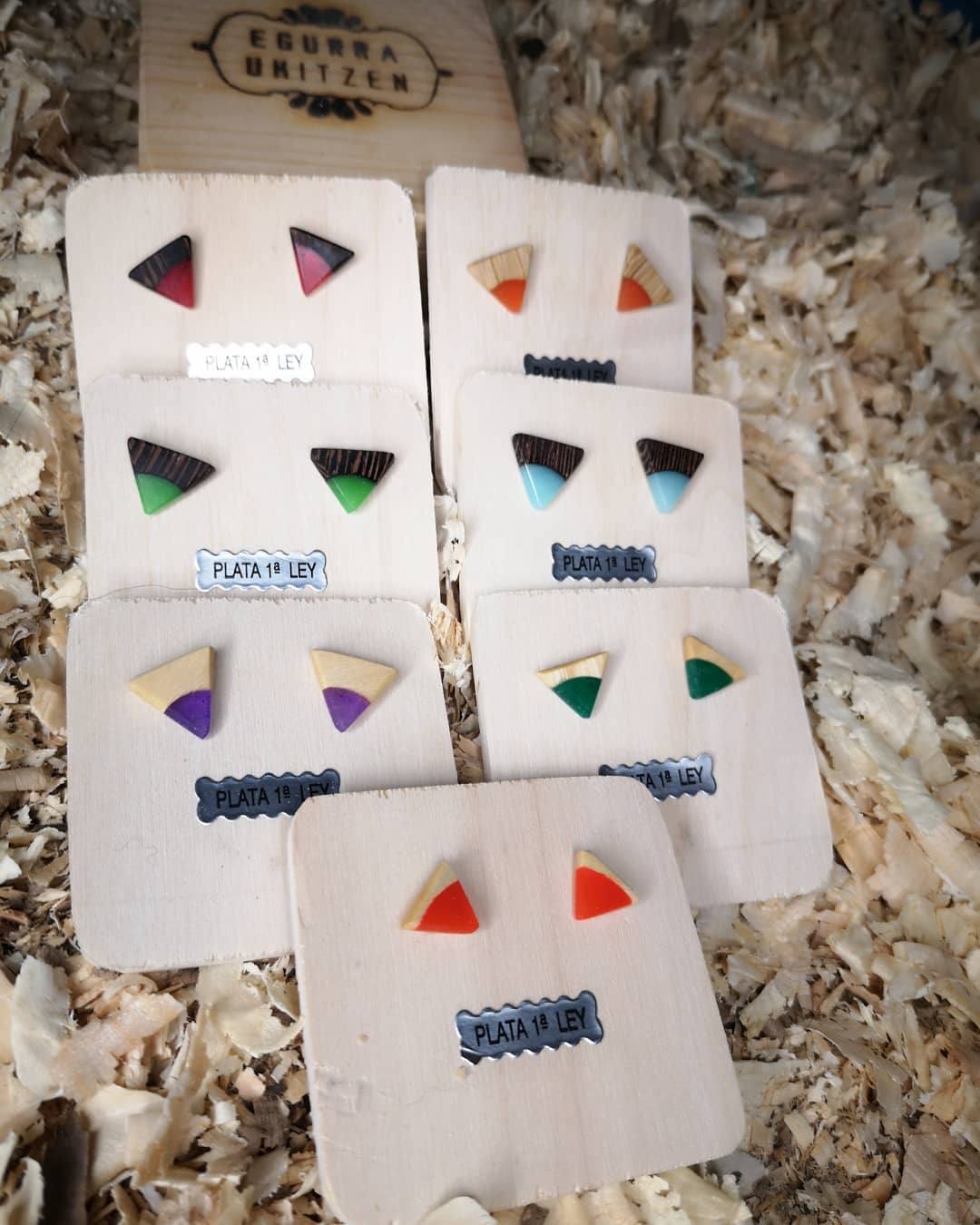 Fotos: Los anillos con paisaje en su interior y pendientes de madera que nacen en un taller de Júndiz