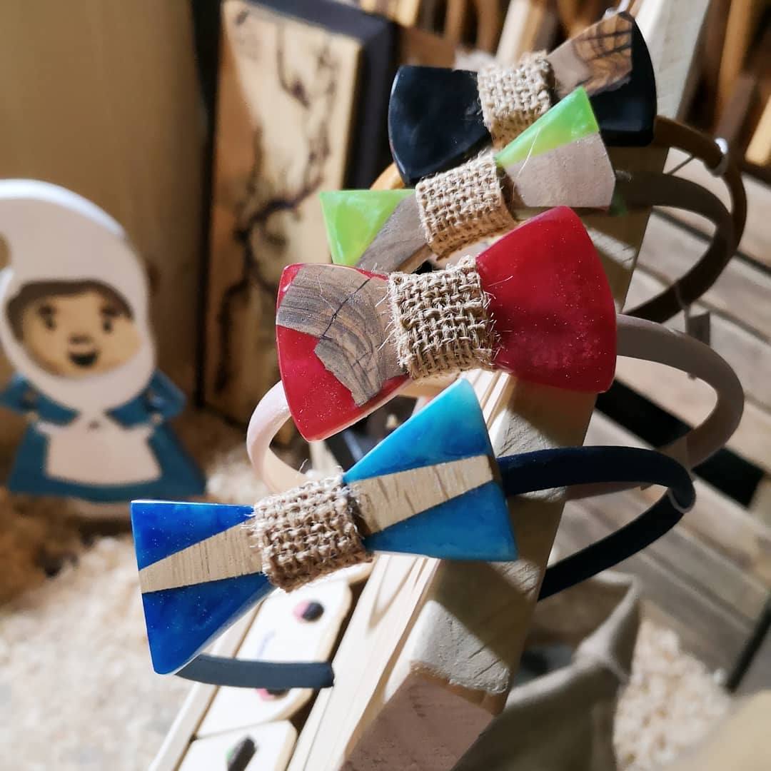 Fotos: Los anillos con paisaje en su interior y pendientes de madera que nacen en un taller de Júndiz