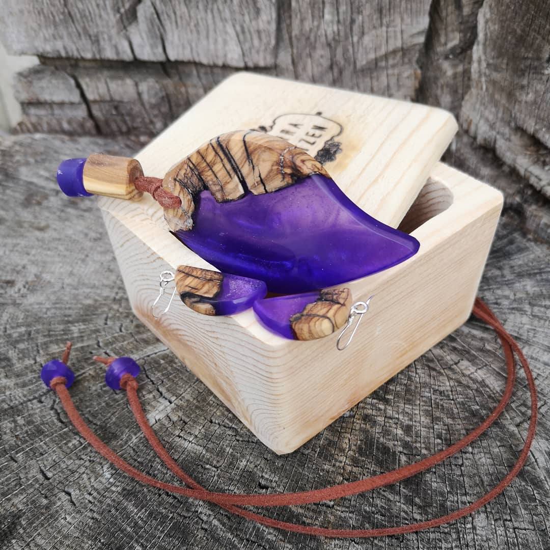 Fotos: Los anillos con paisaje en su interior y pendientes de madera que nacen en un taller de Júndiz