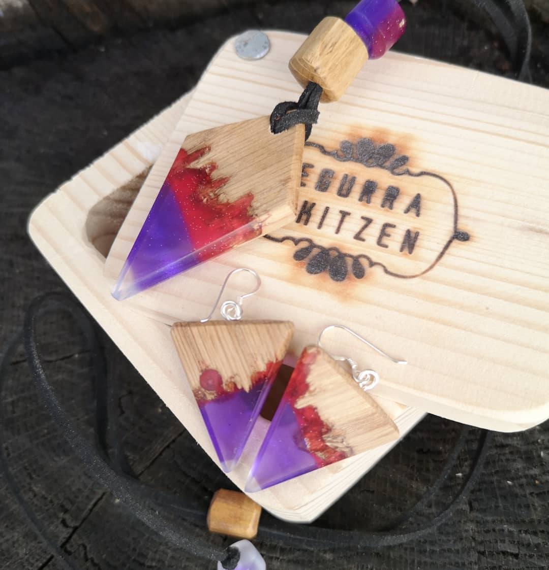 Fotos: Los anillos con paisaje en su interior y pendientes de madera que nacen en un taller de Júndiz