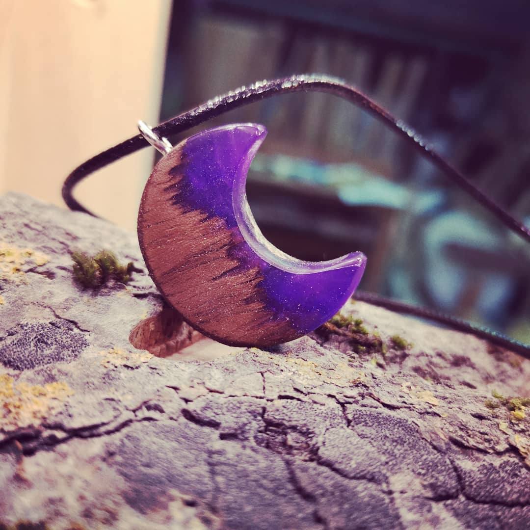 Fotos: Los anillos con paisaje en su interior y pendientes de madera que nacen en un taller de Júndiz