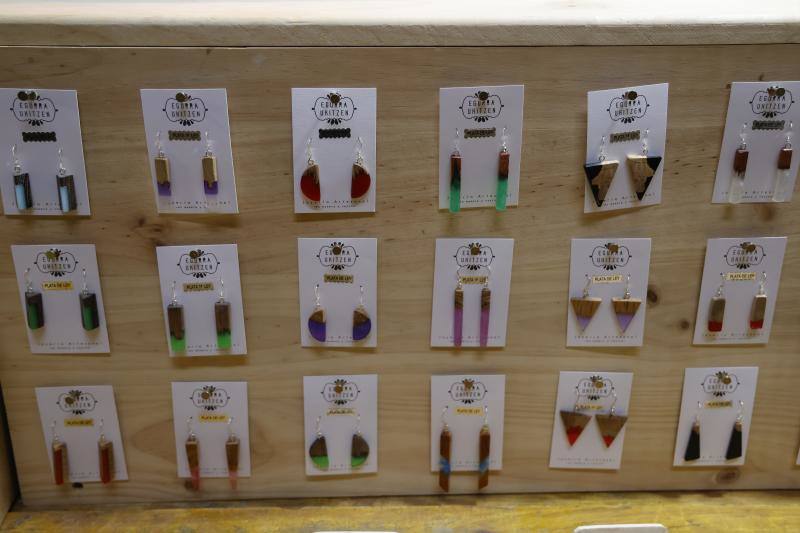 Fotos: Los anillos con paisaje en su interior y pendientes de madera que nacen en un taller de Júndiz