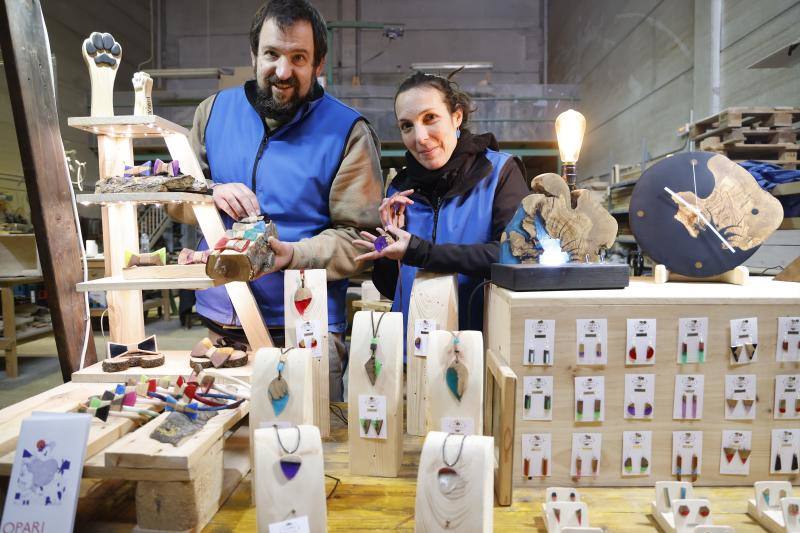 Fotos: Los anillos con paisaje en su interior y pendientes de madera que nacen en un taller de Júndiz