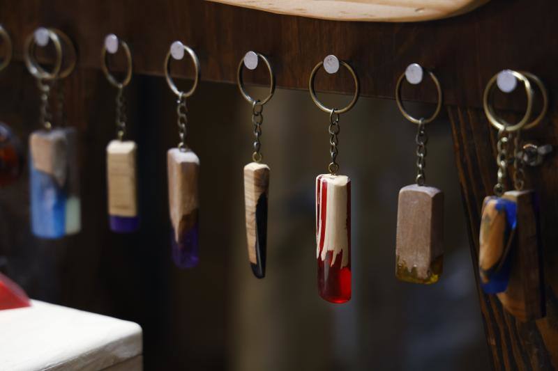 Fotos: Los anillos con paisaje en su interior y pendientes de madera que nacen en un taller de Júndiz