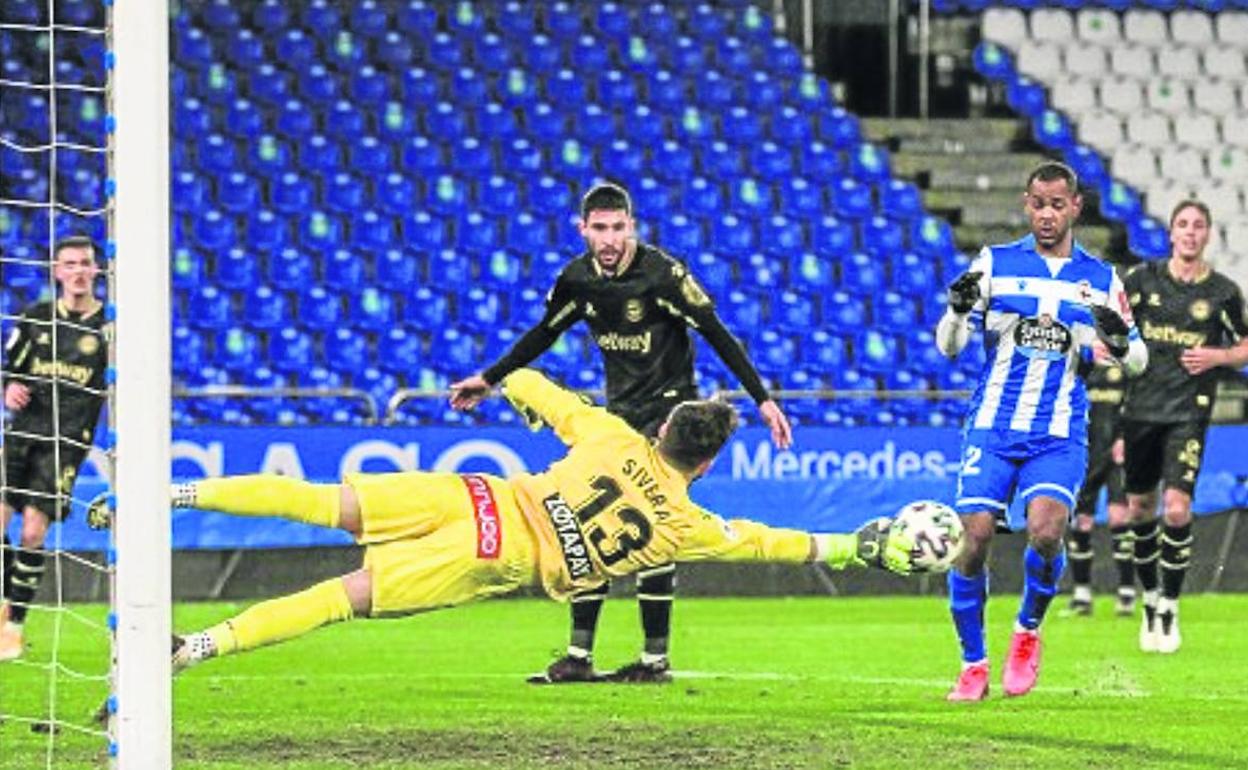 Sivera se estira, con Adrián Marín, Tachi y Pina detrás, en una acción que acabó en oportunidad clara del rival. 