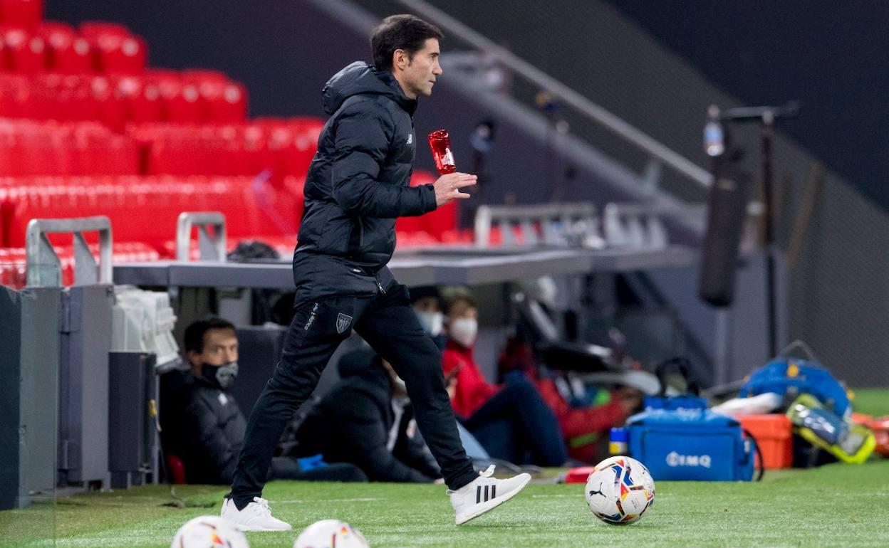 Marcelino pide tranquilidad a sus jugadores en el partido ante el Barcelona. 