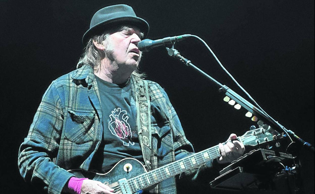 Neil Young en el escenario del Festival d'été de Québec, el mayor evento musical al aire libre en Canadá. 