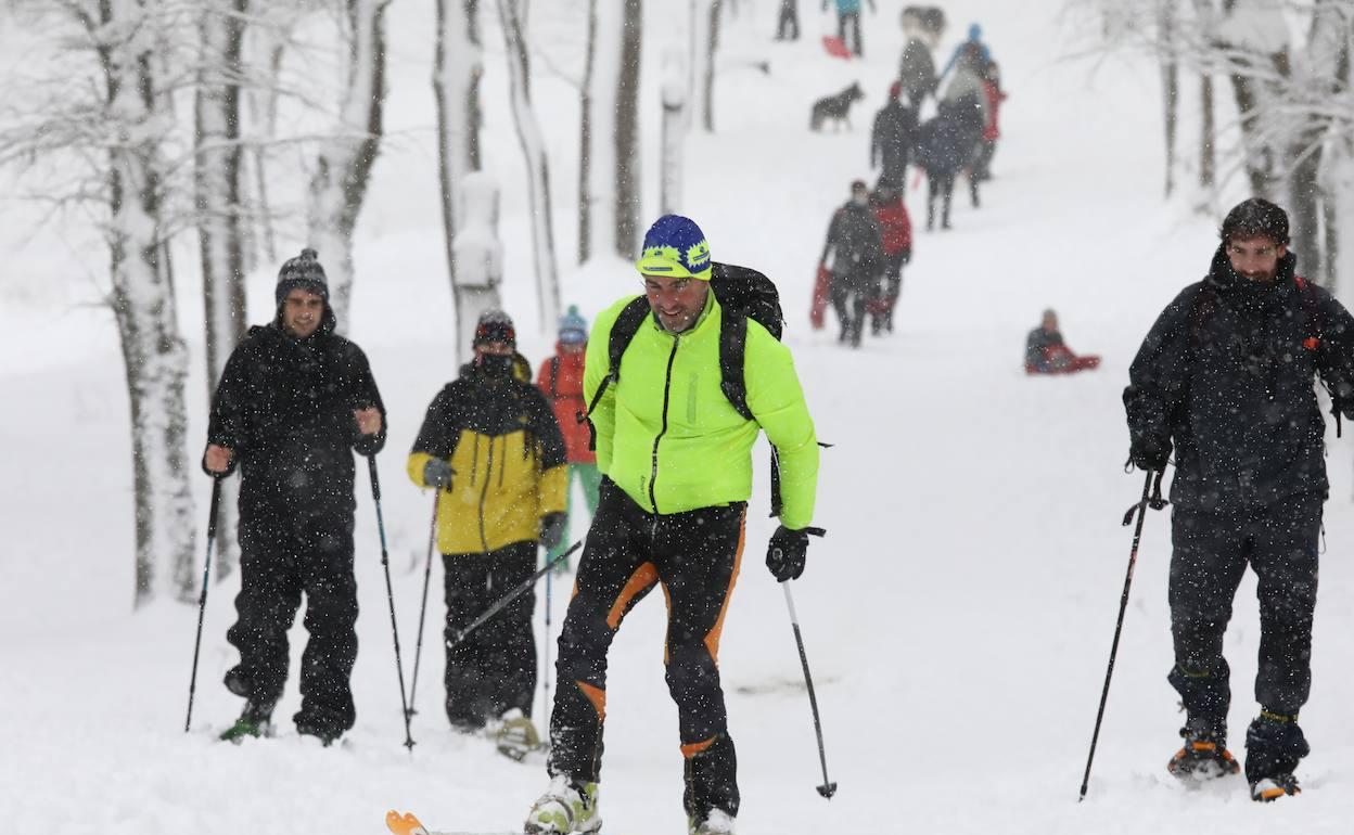 Cientos de personas disfrutaron de la nieve en el alto de Urkiola el pasado fin de semana. 