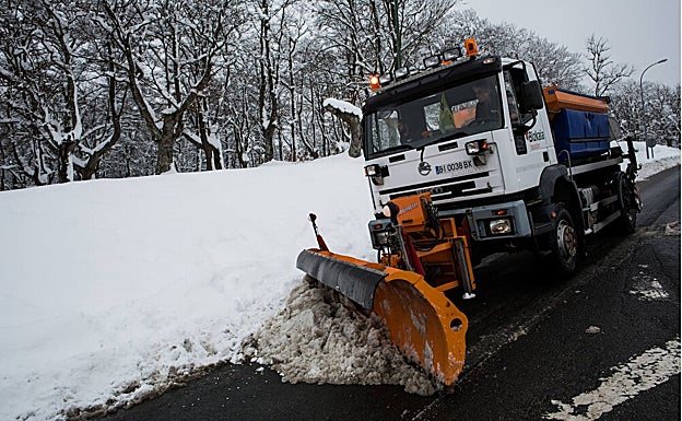Una máquina quitanieves de la Diputación limpia de nieve la carretera de Urkiola el pasado martes. 