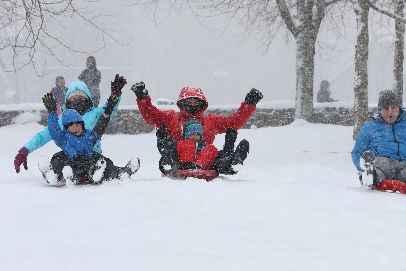 Pequeños y mayores han jugado en la nieve en Urkiola