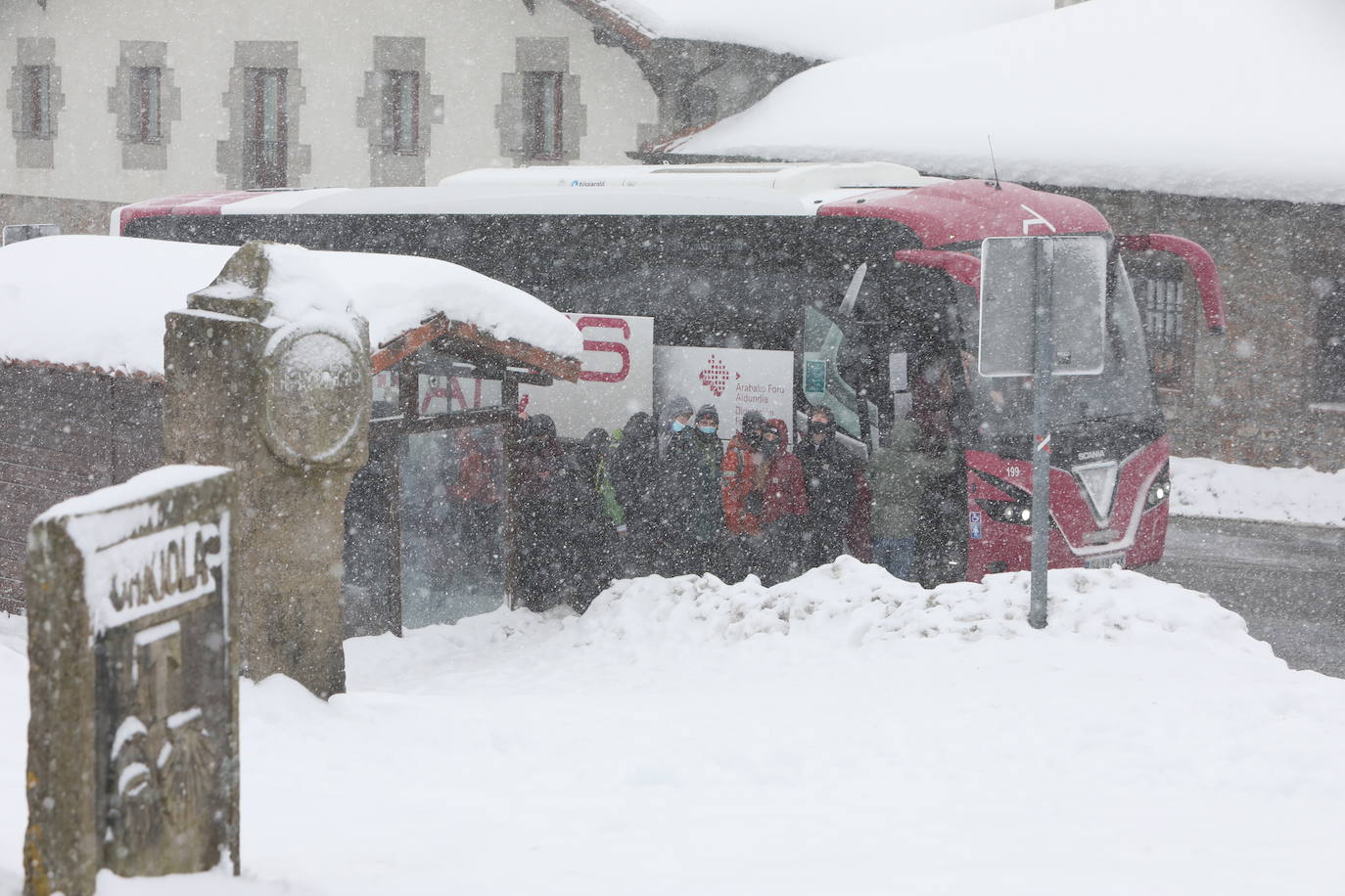 Autobuses en Urkiola.
