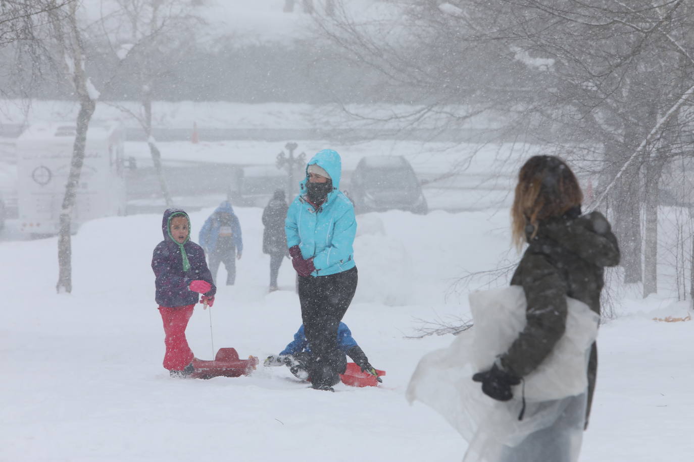 Varias personas juegan con la nieve en Urkiola