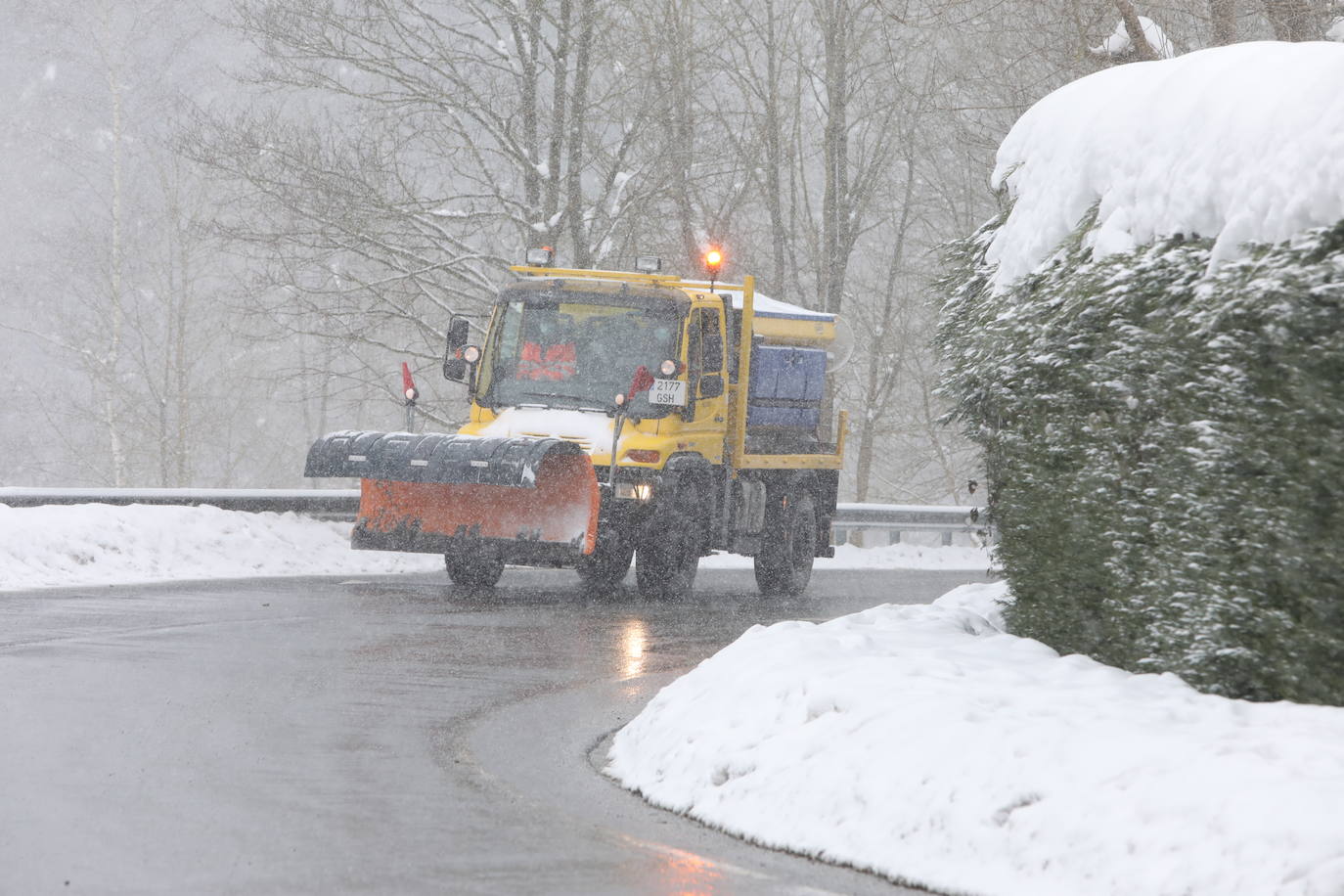 Camión quitanieves en Urkiola