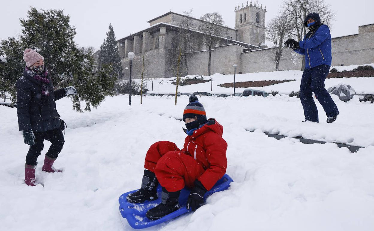 La nieve suspende transportes y complica la circulación en Álava