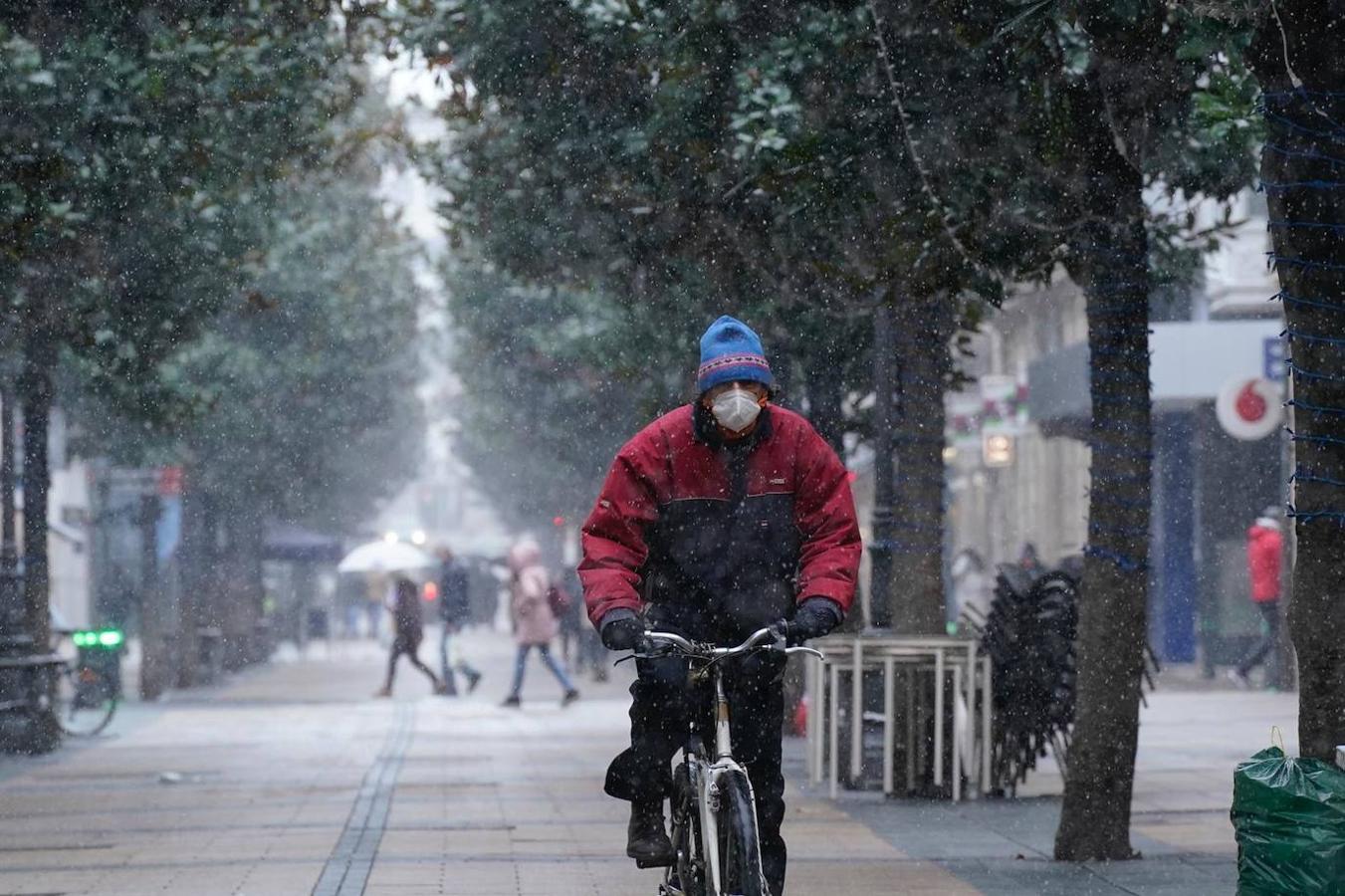 Fotos: Otra jornada con nieve en Álava