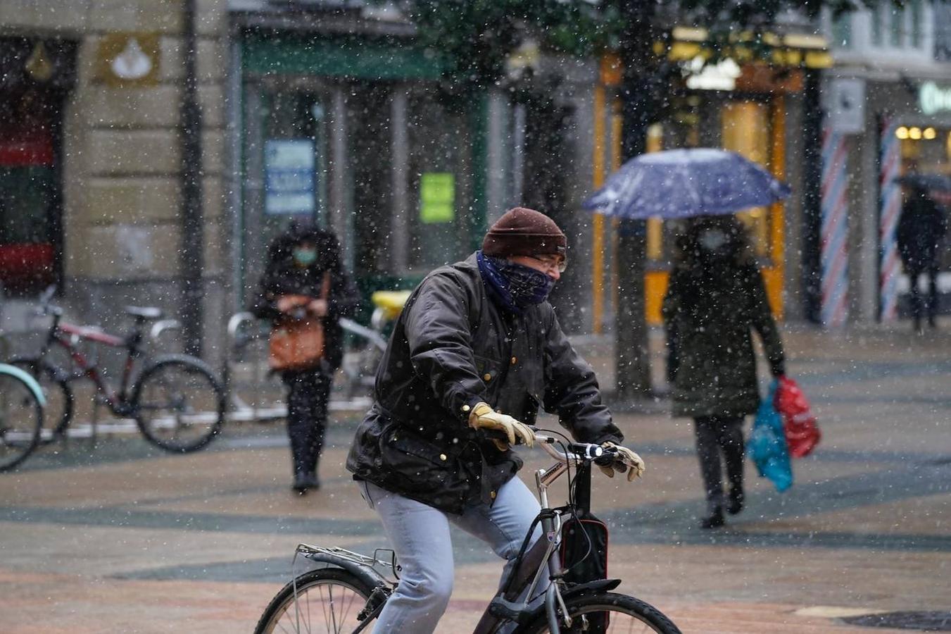 Fotos: Otra jornada con nieve en Álava