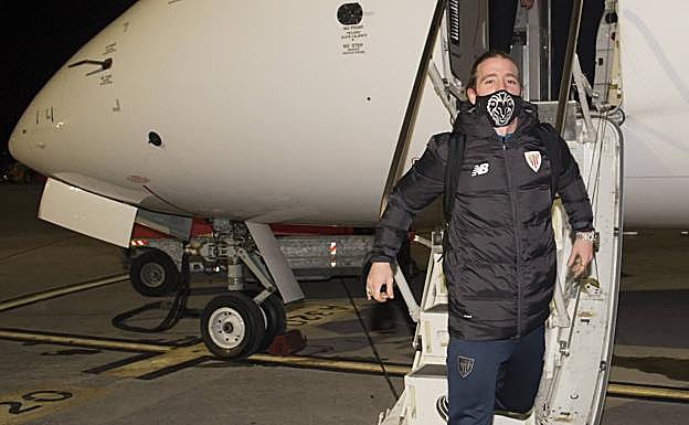 Iker Muniain baja del avión.