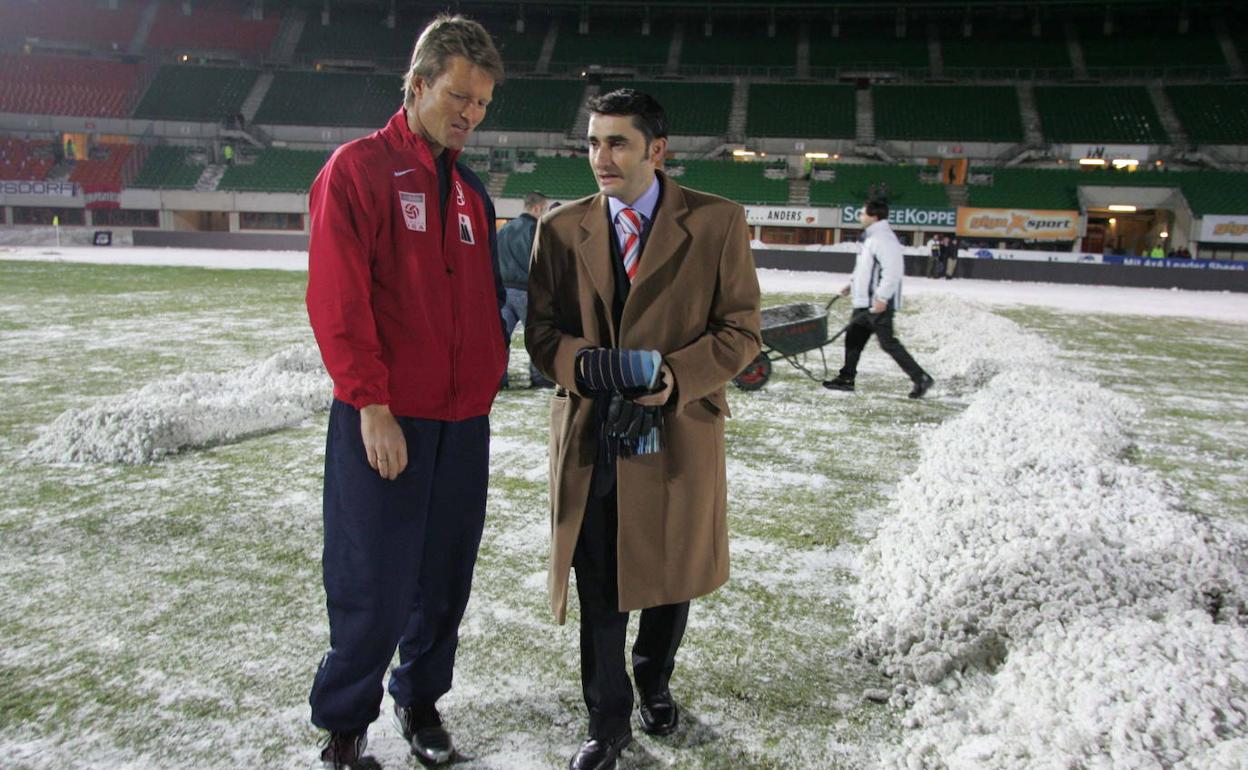 Lars Sondergaard, entrenador del Austria de Viena, y Ernesto Valverde, técnico del Athletic, echan un vistazo al campo en 2005.