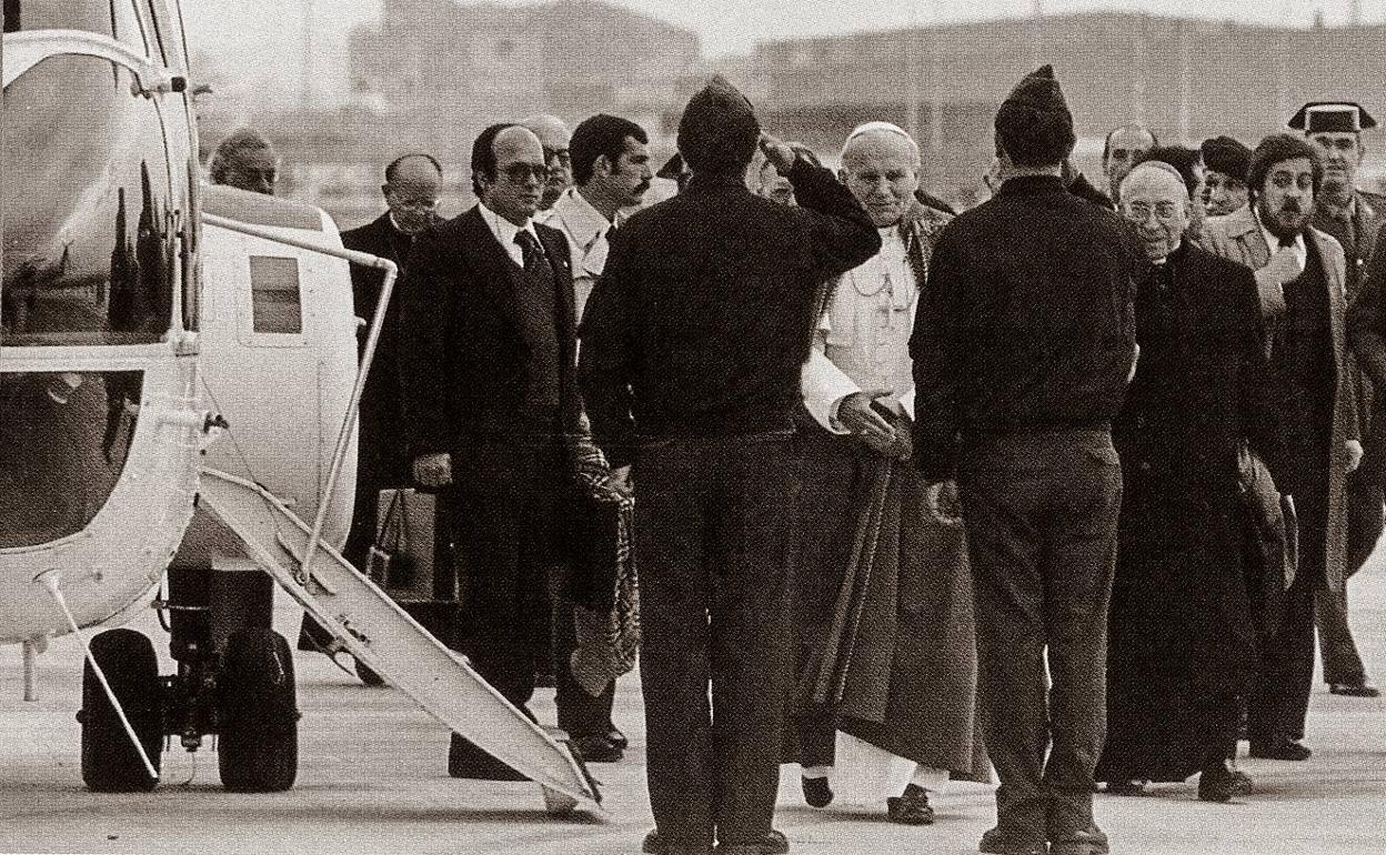 El Papa Juan Pablo II en su aterrizaje en Foronda. 