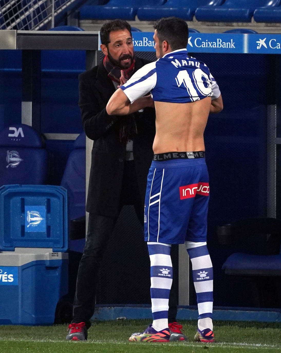El soriano da instrucciones al capitán Manu García.