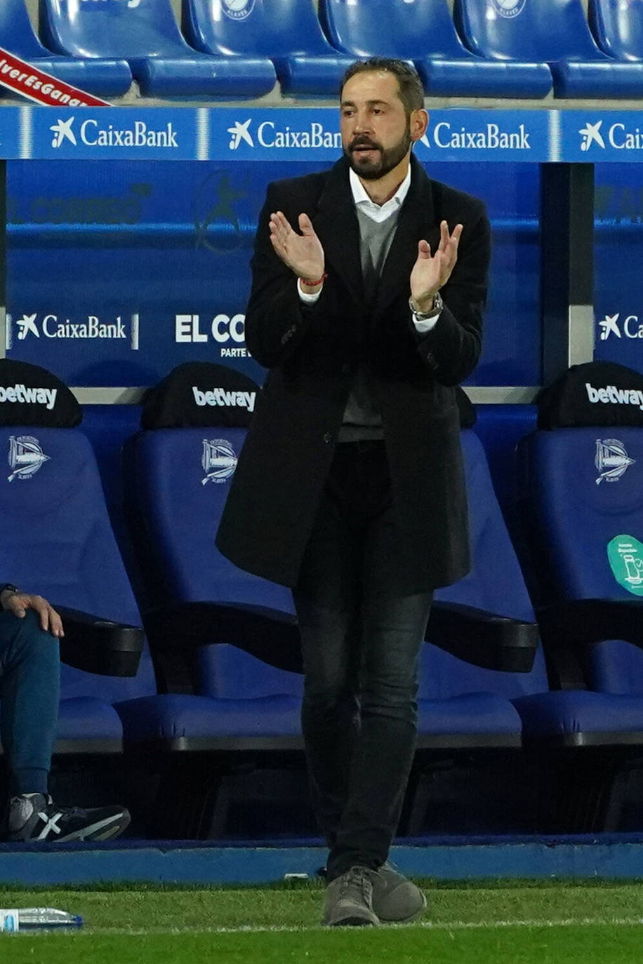 Machín anima al Alavés desde la zona técnica. 