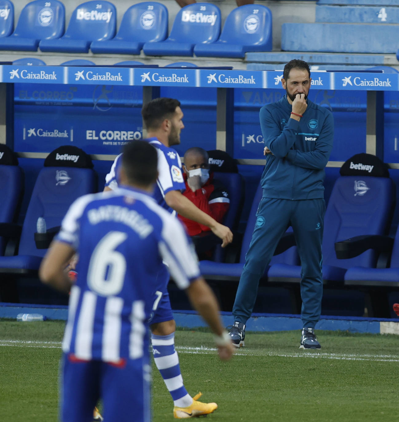 Un Machín pensativo dirige uno de sus primeros encuentros como entrenador del Alavés.