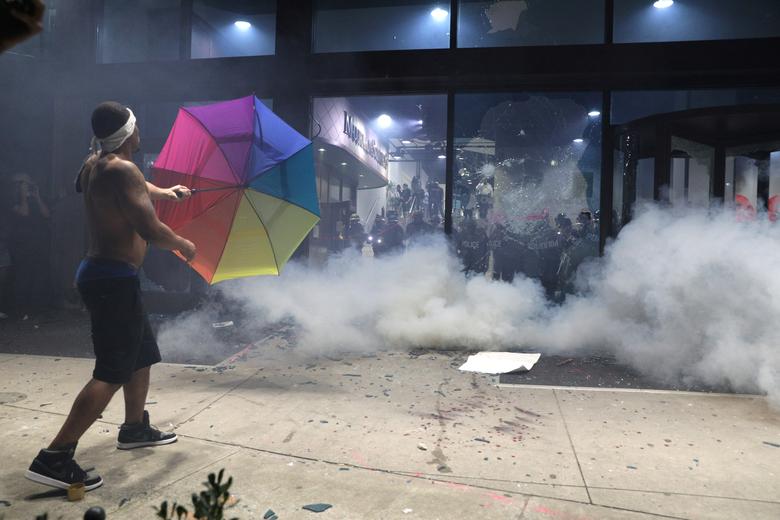 Los manifestantes chocan con la policía dentro del CNN Center.