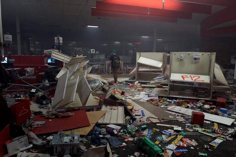 Los manifestantes saquean y queman la tienda Target cerca del tercer recinto de la policía de Minneapolis.