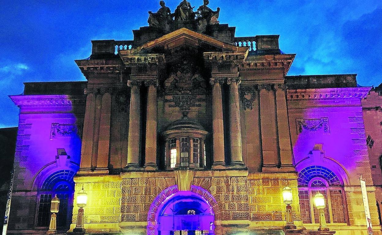 El Museo de Bristol iluminó su fachada de púrpura, en solidaridad con Black Lives Matter. 