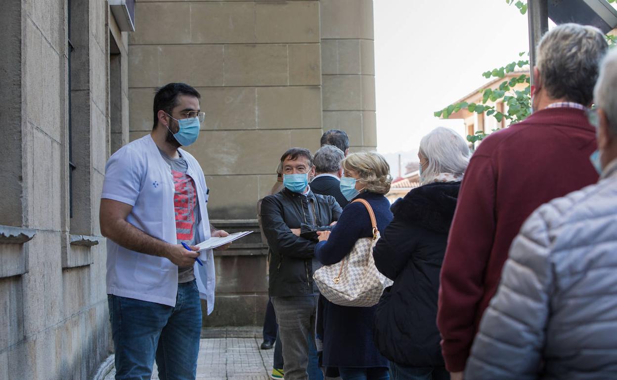 Vecinos de Gernika hacen cola para participar en un cribado masivo. 