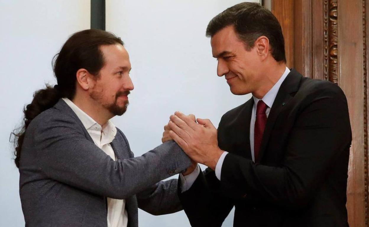 Sánchez e Iglesias sellan su acuerdo para un Gobierno de coalición. 