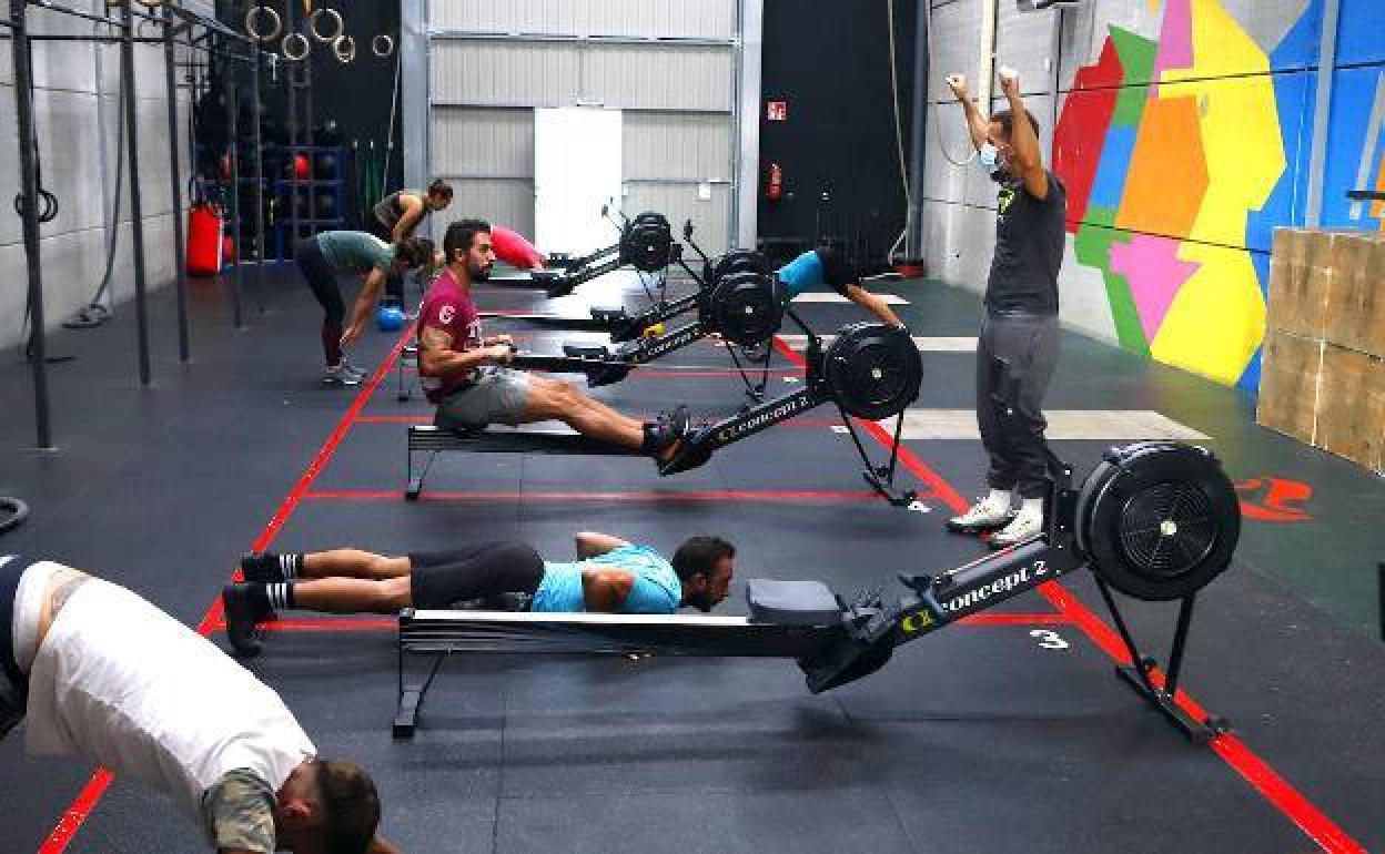 Los usuarios mantienen la separación durante la práctica deportiva. 