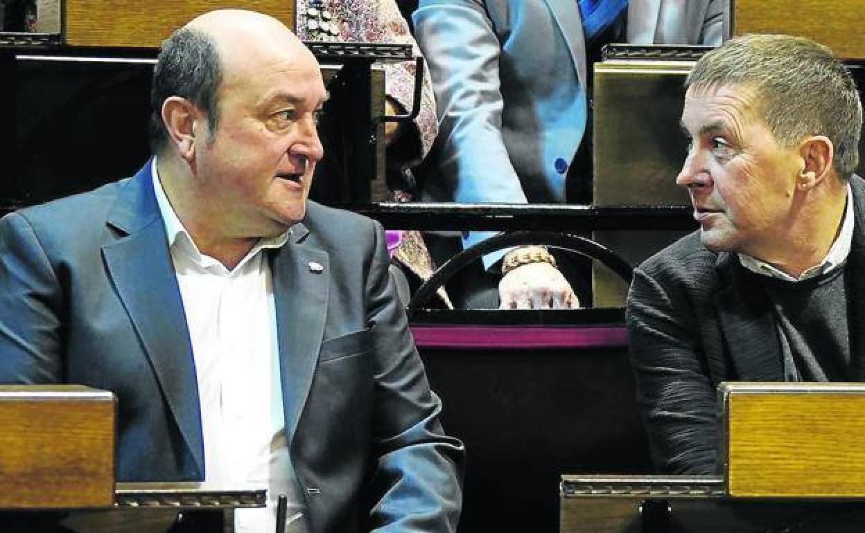 Distancia. Ortuzar y Otegi, en un acto en la Casa de Juntas. 