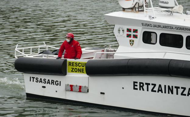 Un grupo de la nidad de Vigilancia y Rescate de la Ertzaintza rastrea la ría esta mañana. 