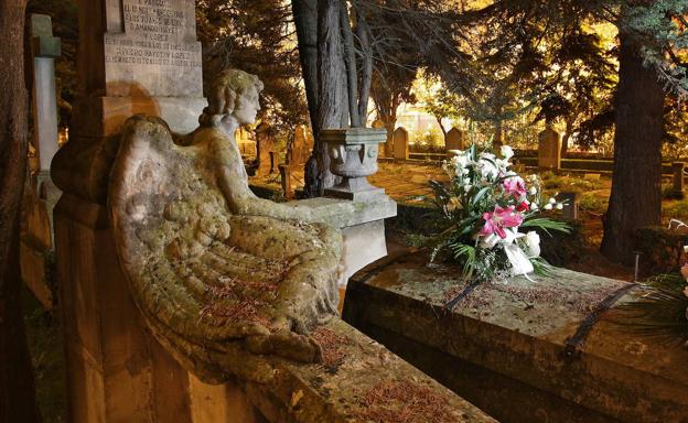 Un ángel vela un panteón del cementerio de Santa Isabel.