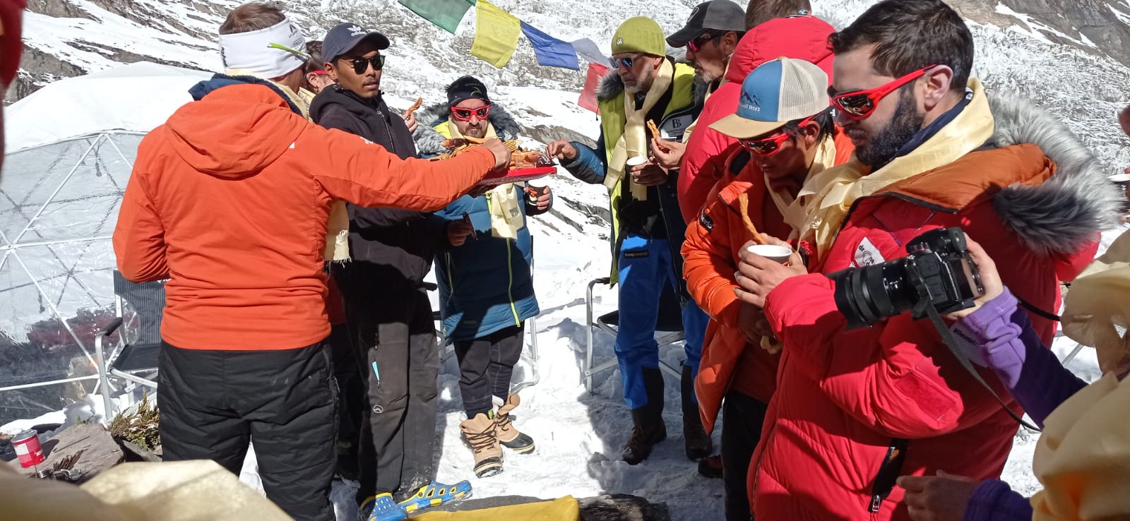Fotos: El ritual budista de Txikon y su expedición para que la montaña les ayude en su ascensión al Manaslu y vuelvan para contarlo
