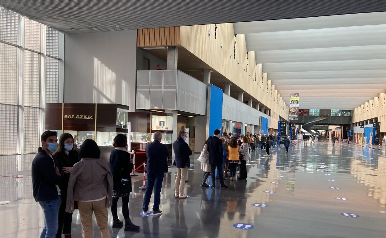 Cola de visitantes para la feria de Desembalaje celebrada en otoño. 