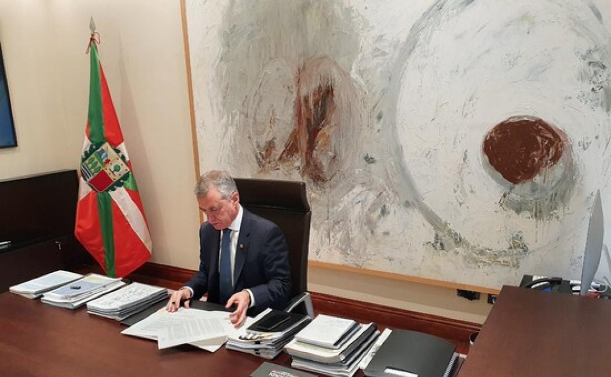 Urkullu firma, en marzo pasado, el decreto de anulación de las elecciones del 5 de abril. 