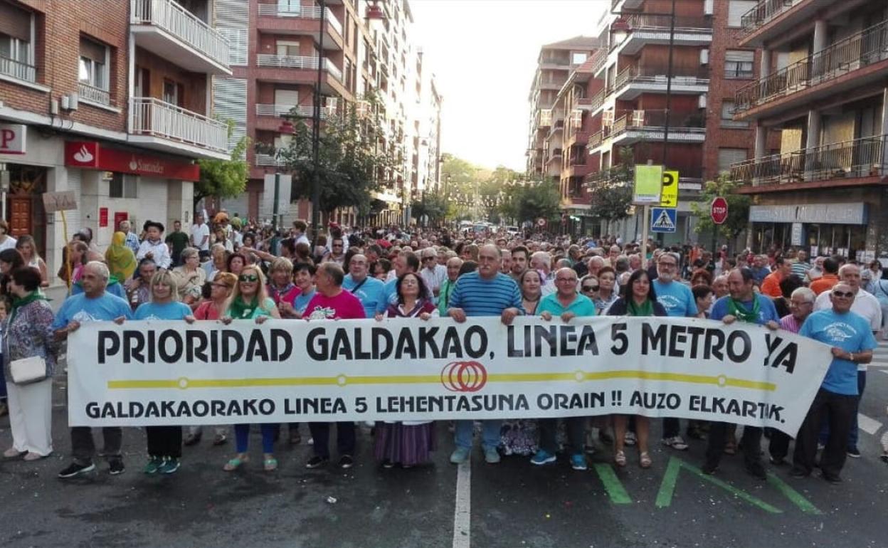 Los vecinos de Galdakao han salido varias veces a las calles para reclamar la llegada del metro a su localidad.