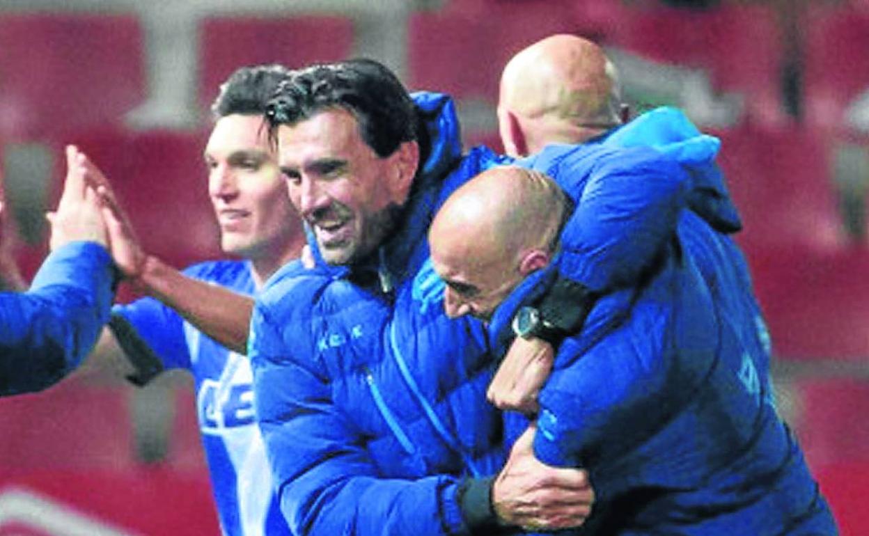 Abelardo abraza a San Román tras la victoria en Girona en su primer duelo de la etapa anterior.