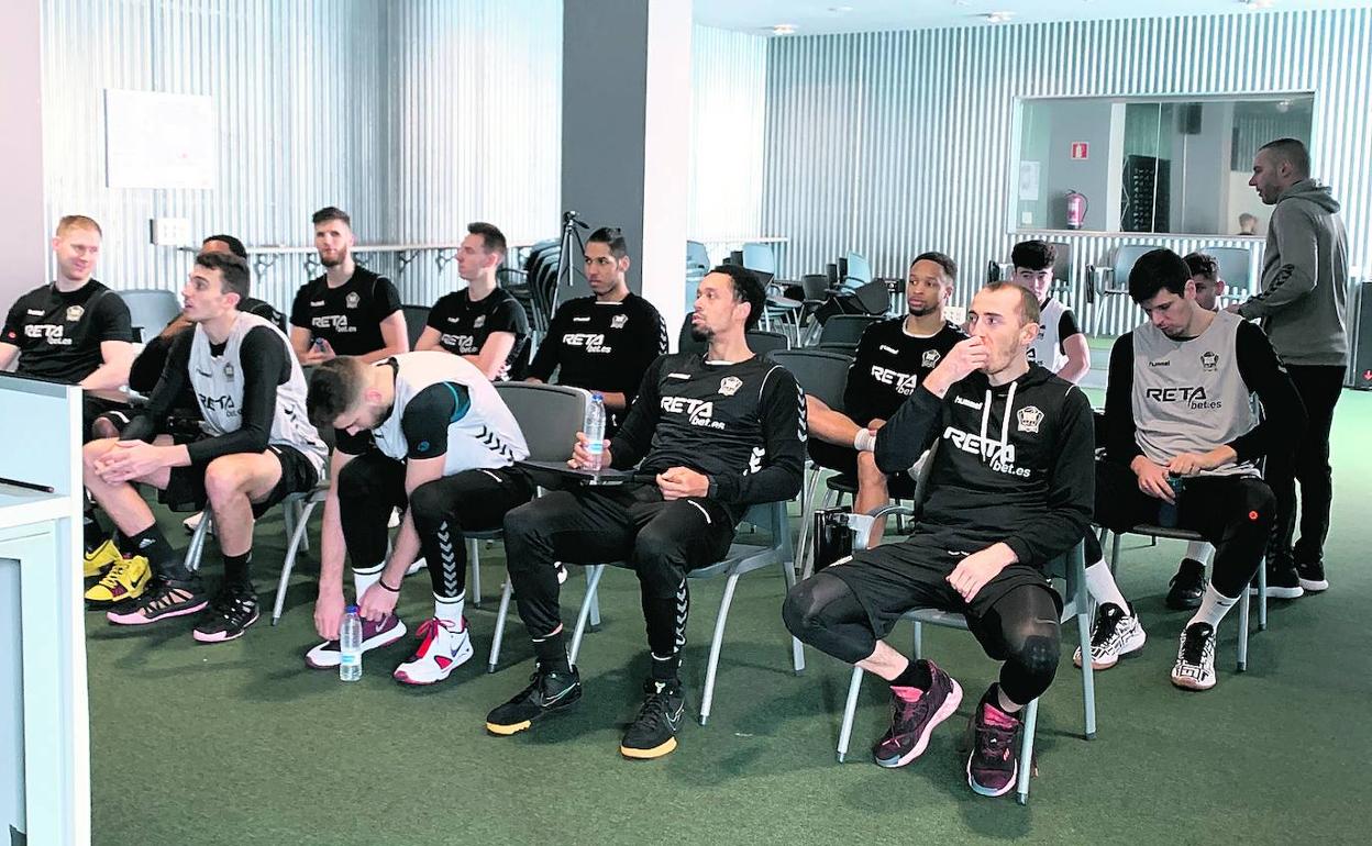 La plantilla del RETAbet instantes antes de iniciar ayer la sesión de vídeo previa al entrenamiento matinal en el Bilbao Arena.