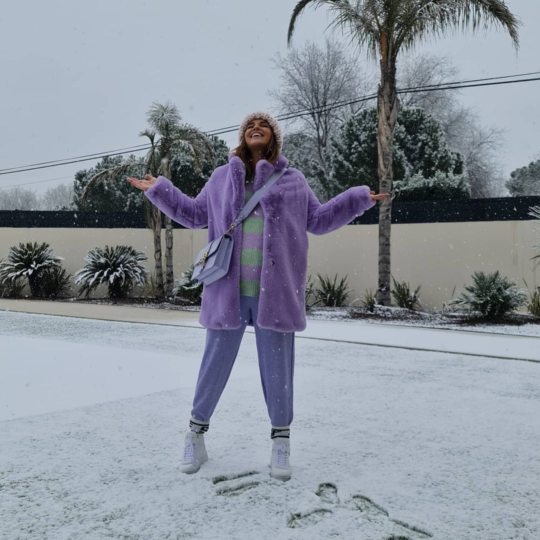 El pasado fin de semana Paula Echevarría captó todas las miradas con su primer estilismo para disfrutar de la nieve que dejó el temporal 'Filomena' en Madrid. La actriz optó por un 'total look' en tono lavanda, con jersey de punto, pantalones 'jogger' de Stradivarius y un abrigo de efecto pelo de Bershka. Un look muy cómodo y relajado que remató con unos calcetines blancos encima de Spaceflamingo.