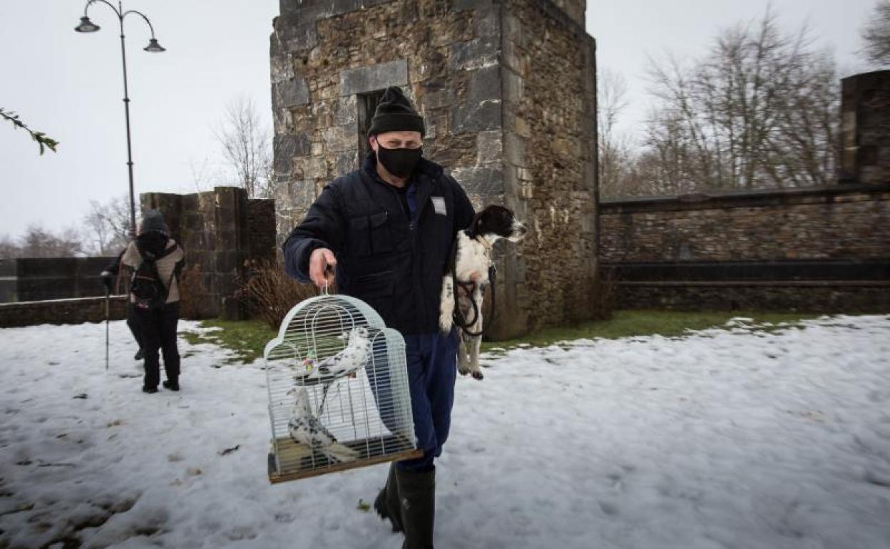 Numerosas personas se han acercado a Urkiola.