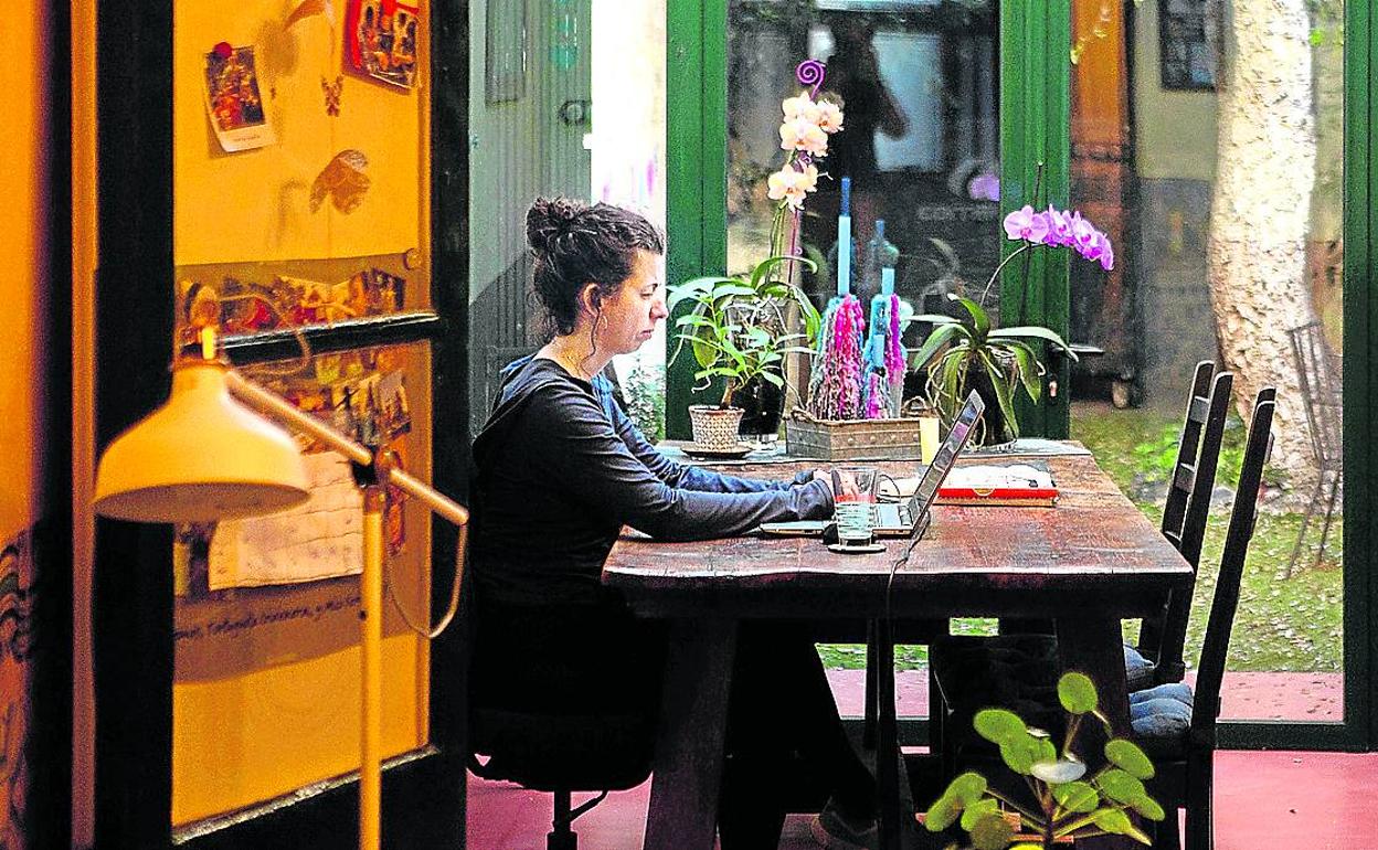 El teletrabajo, implantado durante la pandemia en muchas empresas, es una asignatura pendiente para el funcionariado vasco. 